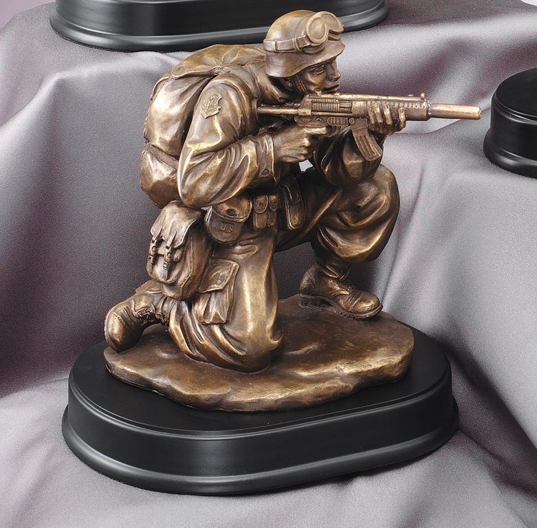 Статуя солдат на колене